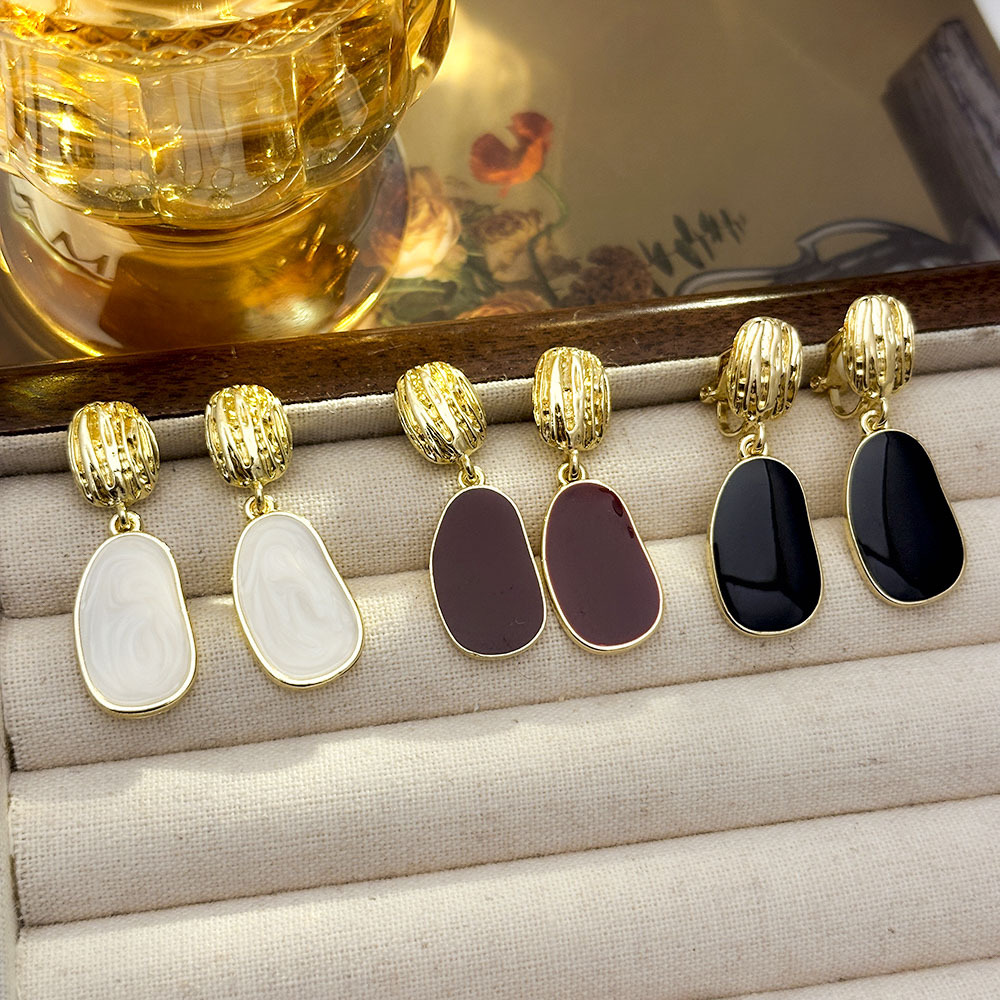 Estilo de Hong Kong Aceite de goteo Pinza de oreja roja angoleña geométrica sin piercings Pendientes de temperamento de alta gama de lujo ligero Pendientes de nicho de moda