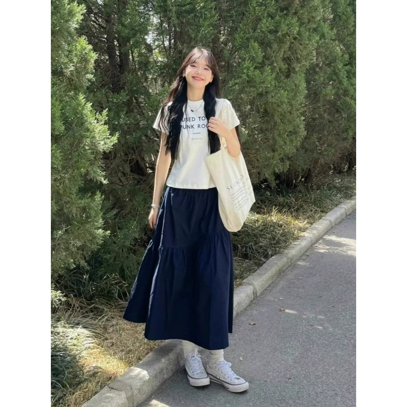 Лето 2025, новая корейская драма, чайный стиль, слегка полная и стройная фигура грушевидной формы, темно-синяя юбка, тренд для студенток