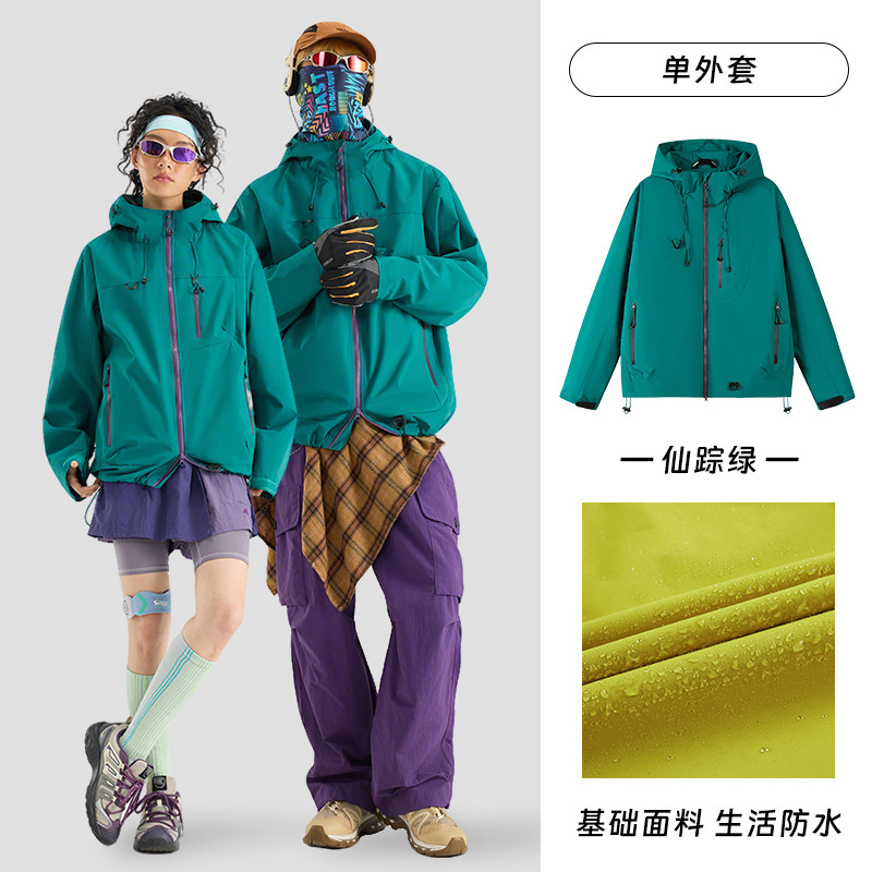 突撃服の女性がゴムを押さえています。|undefined
