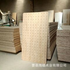 幼稚園の背景の壁は実木の穴の板の展示棚を飾ります。