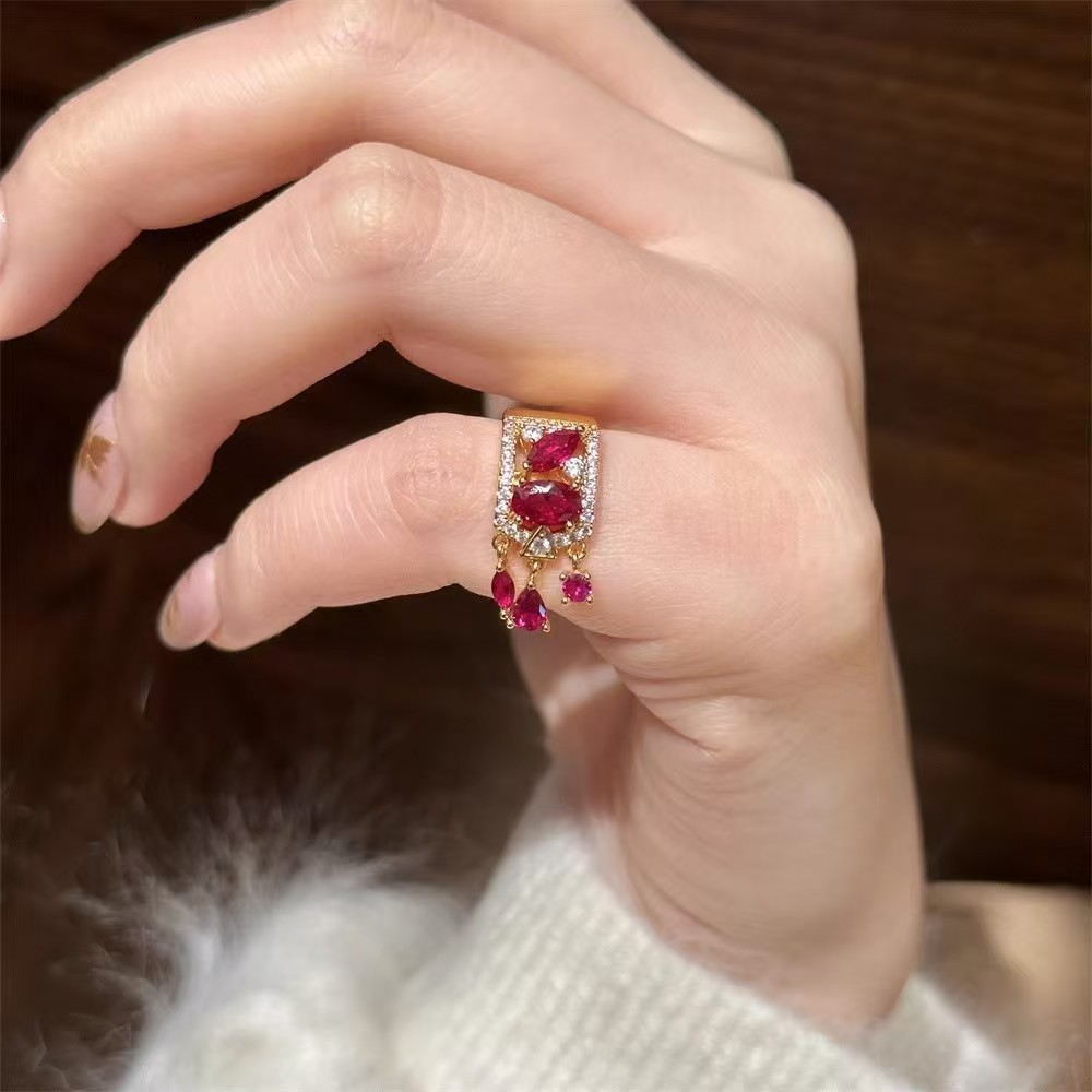 Stile Vintage Leggero Lusso Design Irregolare Disposizione Diamanti Ruby Nappa Anello Piccolo da Donna a Coda_voghion.com