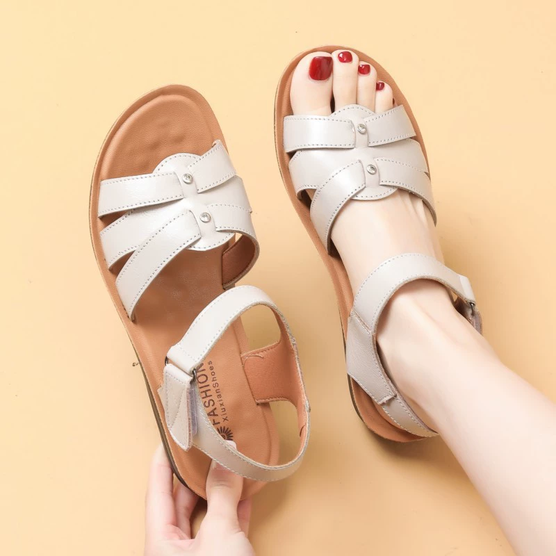 Сандалии из натуральной кожи (первый слой), мягкие кожаные туфли на плоской подошве для женщин среднего и пожилого возраста, обувь больших размеров для пожилых, летние туфли со стразами.