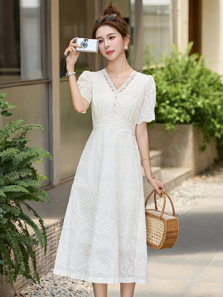 Váy liền ren cổ chữ V chít eo dáng dài phong cách cổ điển ME5627 — Màu như hình