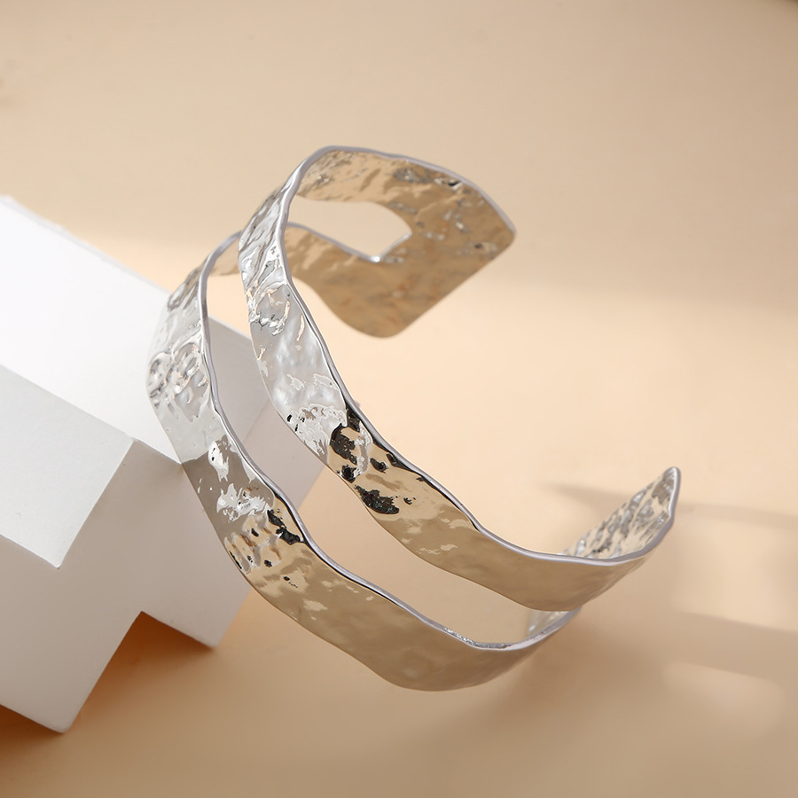 Ventas transfronterizas irregulares de alta calidad, diseño de personalidad hueco de cobre, brazalete de mujer simple y versátil