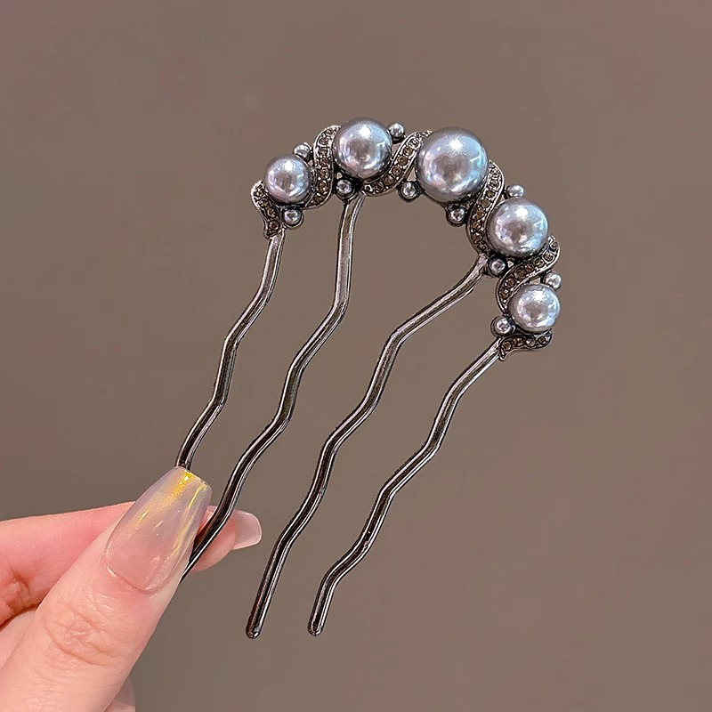 Un alto nivel de sensación de lujo ligero diamante mariposa peine de cabello tipo U de cuatro dientes enchufado peine de cabello temperamento bola de cabeza broca de cabello artefacto mágico