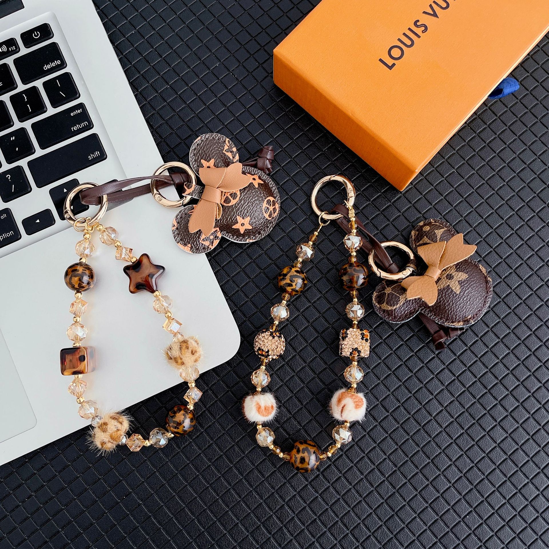 Buca mano de alta calidad de la serie de pulseras de leopardo Mickey pulseras de moda móvil mochila corta muñeca