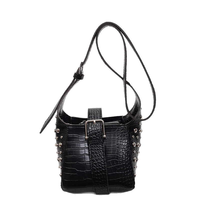 Bolso de cubo de todo fósforo transfronterizo bolso de viaje con diseño de remaches 2025 nuevo bolso de hombro de alta gama bolso de mensajero de color sólido mujer