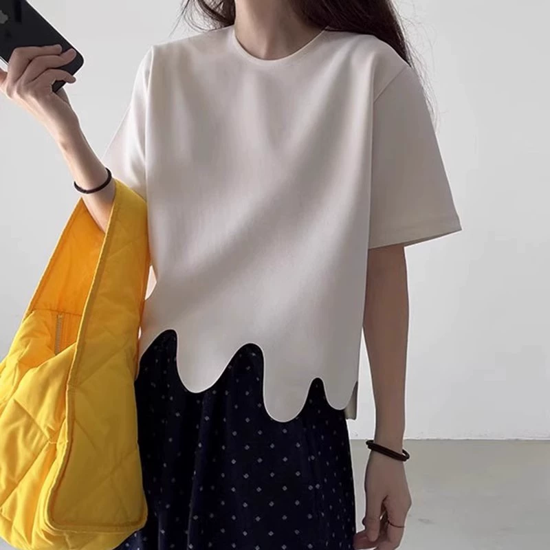 Корейский шикарный летний нишевый дизайн с круглым вырезом, асимметричным волнистым узором, свободная и универсальная футболка с короткими рукавами, топ