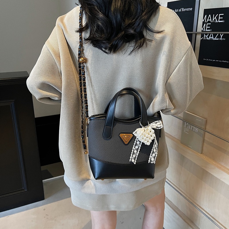 Bolso de mano de color de contraste popular de este año para mujer 2025 nuevo bolso de cubo más vendido bolso de mensajero casual de alta gama de todo fósforo