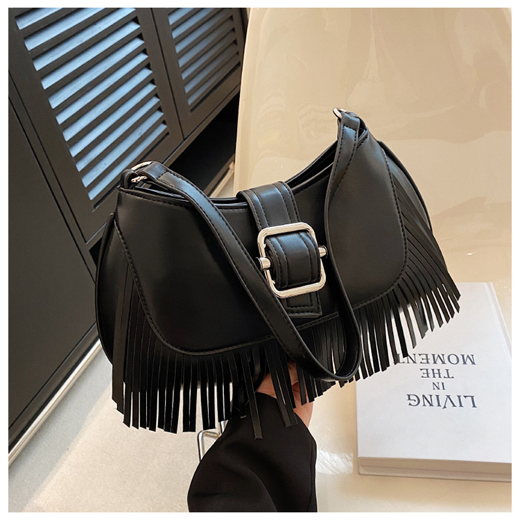 Women's Medium Pu Leather Solid Color Streetwear Tassel Pillow Shape Zipper Underarm Bag display picture 5