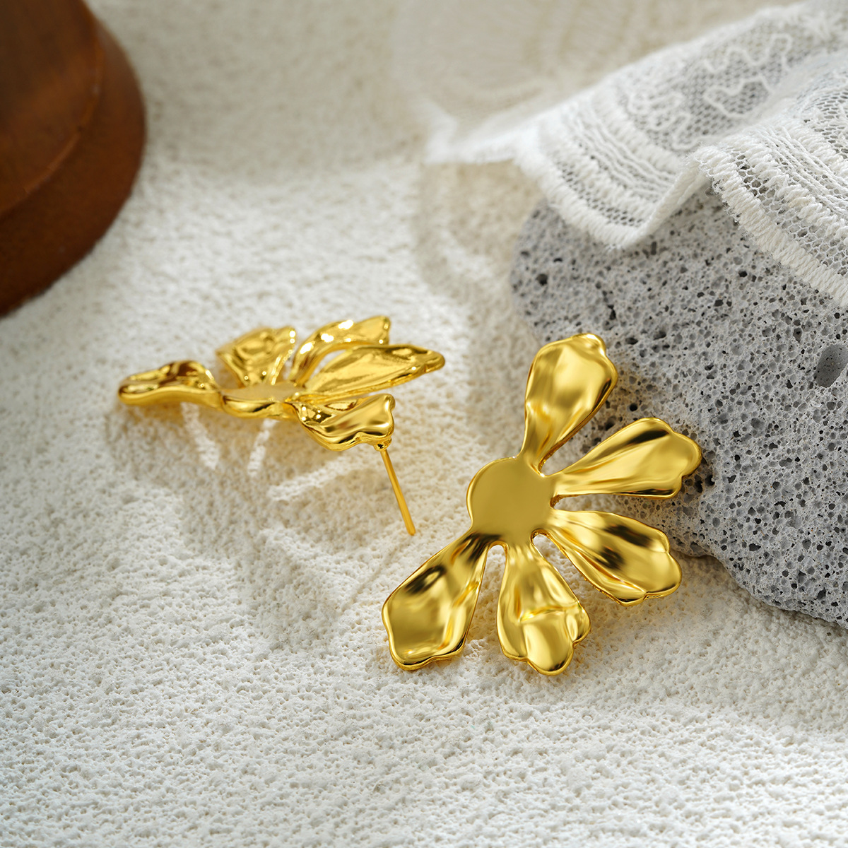 17g Weight Zinc Alloy Ear Needle Material 18K Gold Plated Plating Material Ear Studs Classification 1 Pair Quantity Holiday, Daily Occasion Zinc alloy Material Flower Pattern All Seasons Season Women's Gender Plating Design Vacation, Simple Style Style 1 Pair Vacation Simple Style Flower Plating Zinc Alloy 18K Gold Plated Ear Studs 10