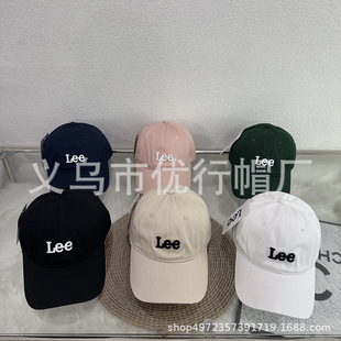 24������n��Lee�̽�С�˰���ñ��H����Ӣ��T��ͬ������ñ��