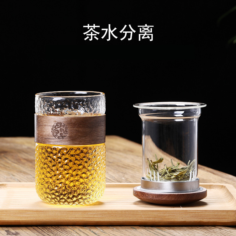Taza de agua de vidrio de estilo japonés cubierta de madera antiquemaduras Taza de té verde patrón de martillo separación de té con tapa filtro taza de té de oficina