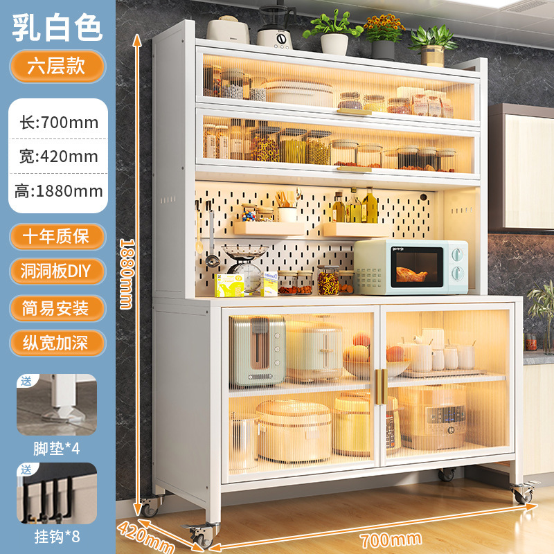 台所の物置棚家庭用の雑物のロッカーが床に落ちて、多層の物置棚の調味料の食器棚が壁の食器棚に寄りかかっています。|undefined