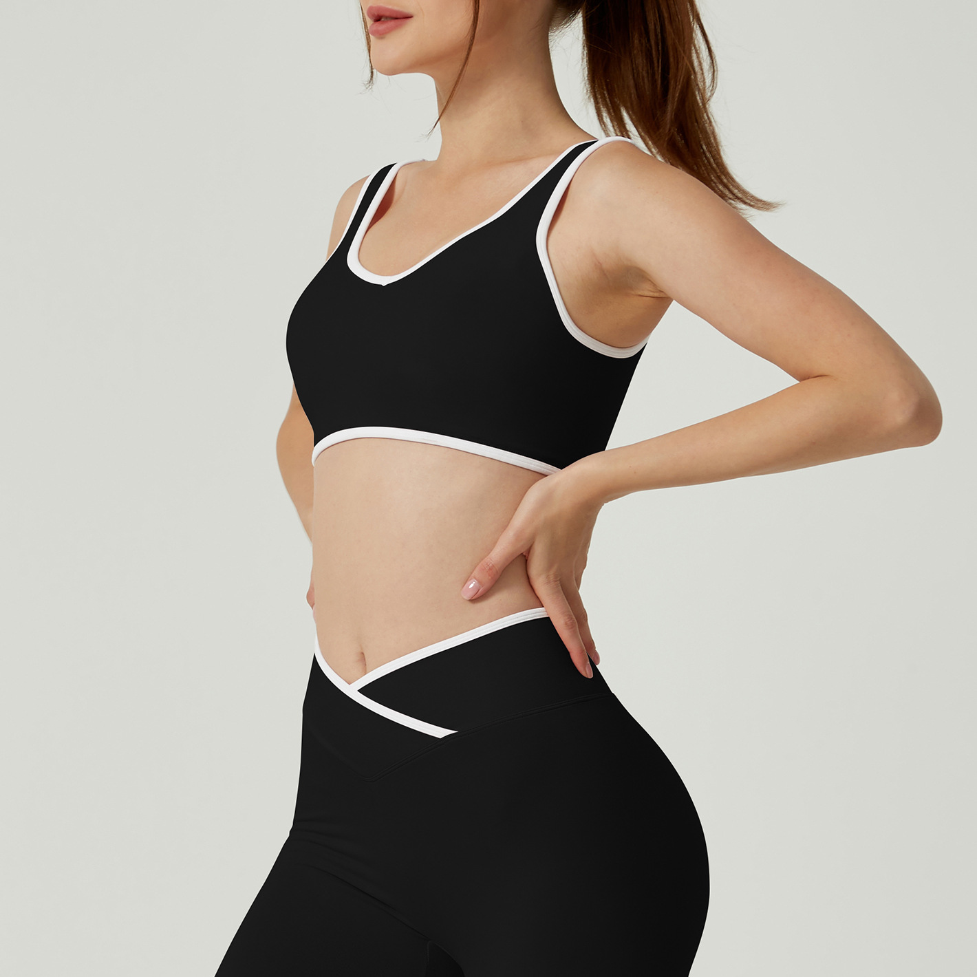 Pantalones de yoga deportivos de cintura alta cruzada de color en contraste Sujetador de yoga con cuello de diamante sin espalda para mujer Traje de ropa de yoga de fitness para correr