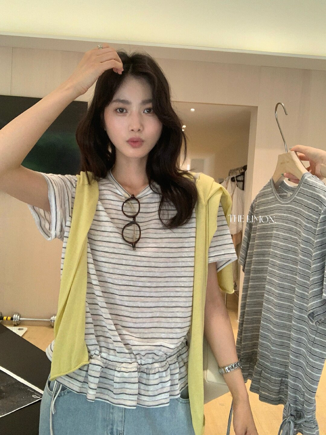 Áo thun nữ tay ngắn cổ tròn sọc kẻ phối bèo nhún, thiết kế eo rút dây thời trang — màu đen, màu trắng chi tiết 42