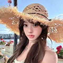 夏の海辺やビーチでの旅行や休暇の女性用のフランスの中空ラフィア帽子、大きなつばの日よけと日焼け防止の日よけ帽子