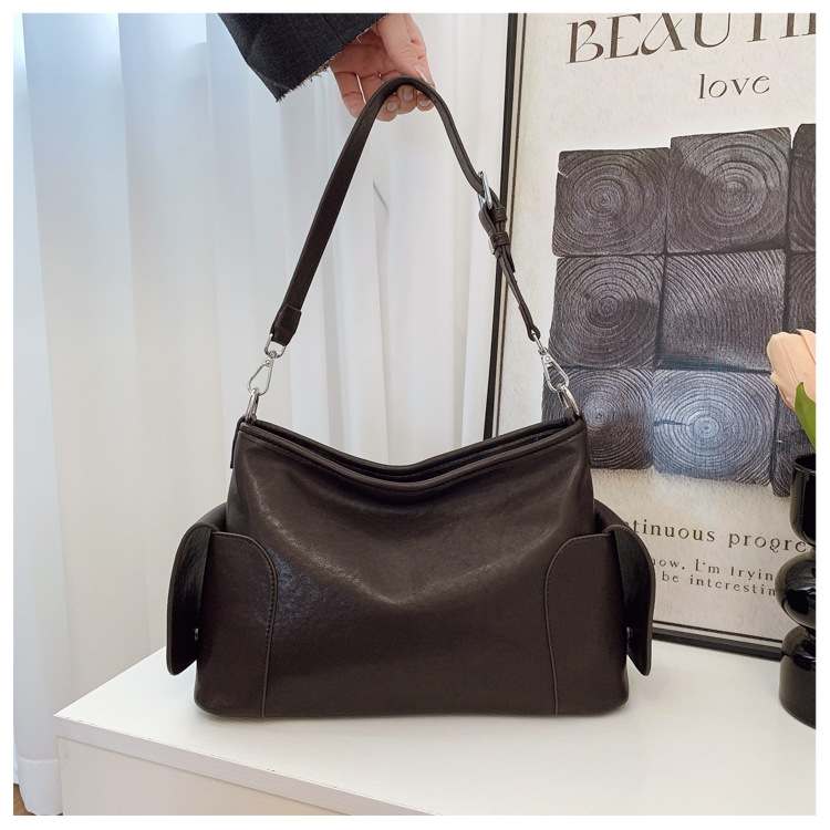 Bolsa de hombro y brazo de nicho francés para mujeres otoño / invierno 2025 nuevo retro mochila de cuero suave bolsa de viaje