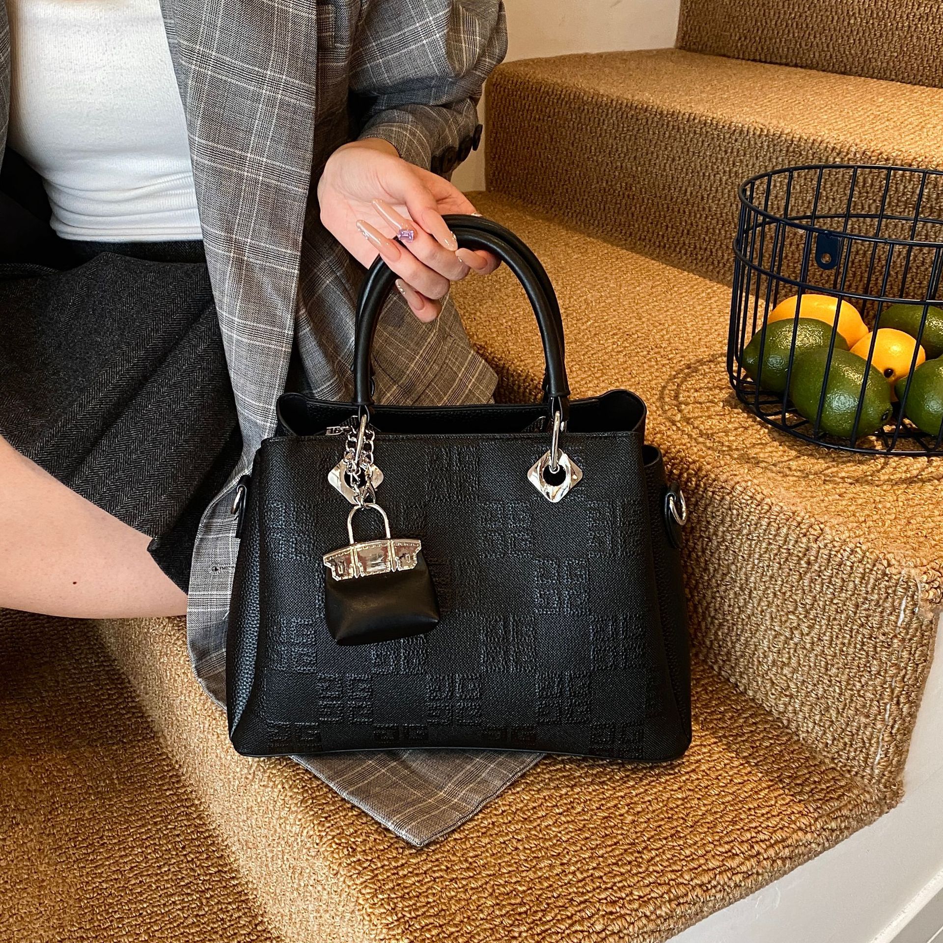 Bolsa de mano transfronteriza nueva alta sensación de bolso pequeño relieve de alto valor de la cara, moda versátil bolso de hombro extranjero bolso de mochila