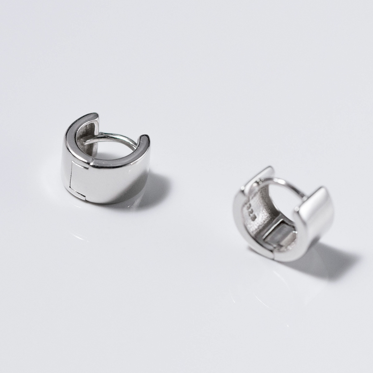 Eloch s925 plateado coreano brillante minimalista pequeño fresco geométrico redondo pequeño temperamento joyas de auriculares M01320