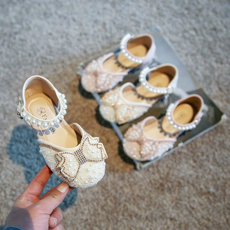 Сандалии для девочек, лето 2022, новинка весны и осени, однослойные туфли с жемчугом, туфли принцессы на мягкой подошве, детские туфли со стразами для маленьких девочек