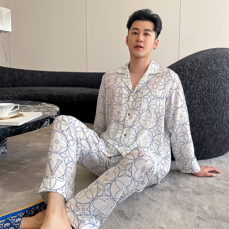 새로운 남성 잠옷 봄/여름 프린트 긴팔 바지 실크 세트 가을 얇은 편안한 홈웨어는 외부에서 착용 할 수 있습니다.