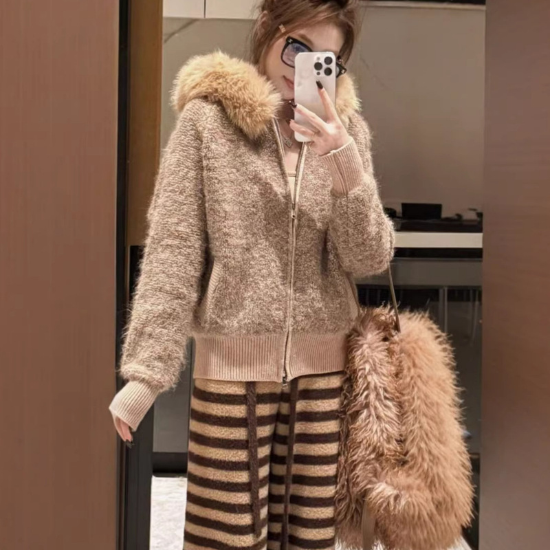 Casual Style Slimming and Figure-Flattering Women's Winter Thick Warm Hooded Sweater Coat with Fur Collar and Striped Knitwear Casual Style Slimming and Figure-Flattering Women's Winter Thick Warm Hooded Sweater Coat with Fur Collar and Striped Knitwear