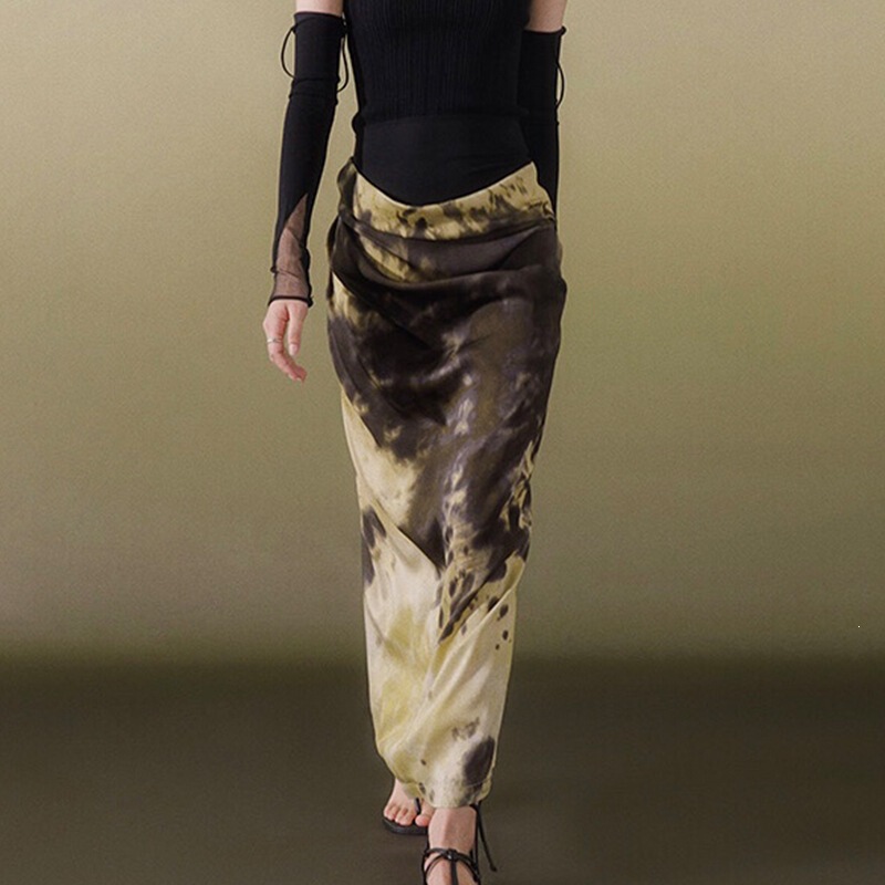 2026 High-Waisted Twisted Pleated Waist-Cinching Long Slit Silky Straight Fishtail Skirt with Structured Splicing Design