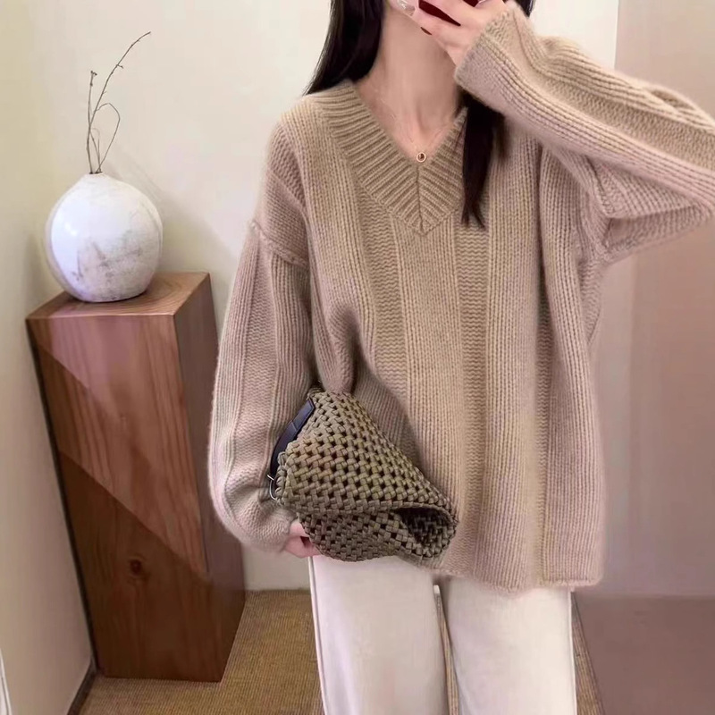 High-End Accessible Luxury V Neck 100 Pure Wool Sweater for Women, Loose and Thickeneded, Lazy Style Autumn and Winter Mid-Length Wool Knitted Base Layer