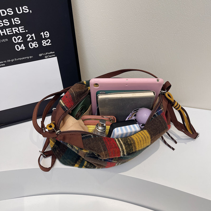 Bolso de gran capacidad de color de choque de ocio y desplazamiento 2025 nuevo bolso trasero de hombro femenino de otoño e invierno bolso especial de hombro único