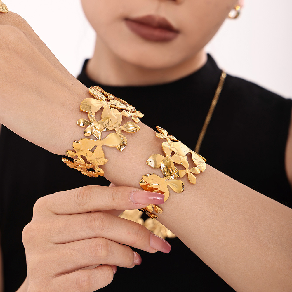 Offenes Armband mit quadratischer Zuckerblumenstruktur aus farbechtem Titanstahl, modisches und extra breites Armband_voghion.com