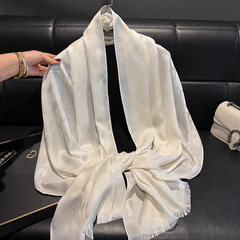 新しい夏のシルクタオルの女性はシルクのプリントの長いタオルの薄いタイプのマントの外でヒョウの紋様のシルクの綿のビーチタオルを飾ります。