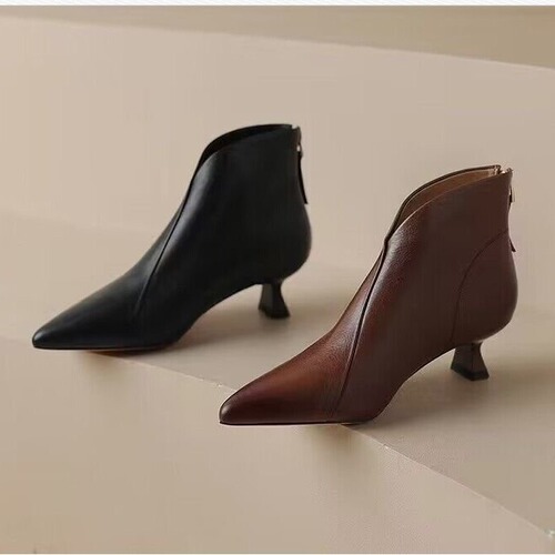 2025 Pointed Cat Women's Autumn/Winter Brown Chelsea Boots Retro V-Mouth Soft Leather Ankle Boots