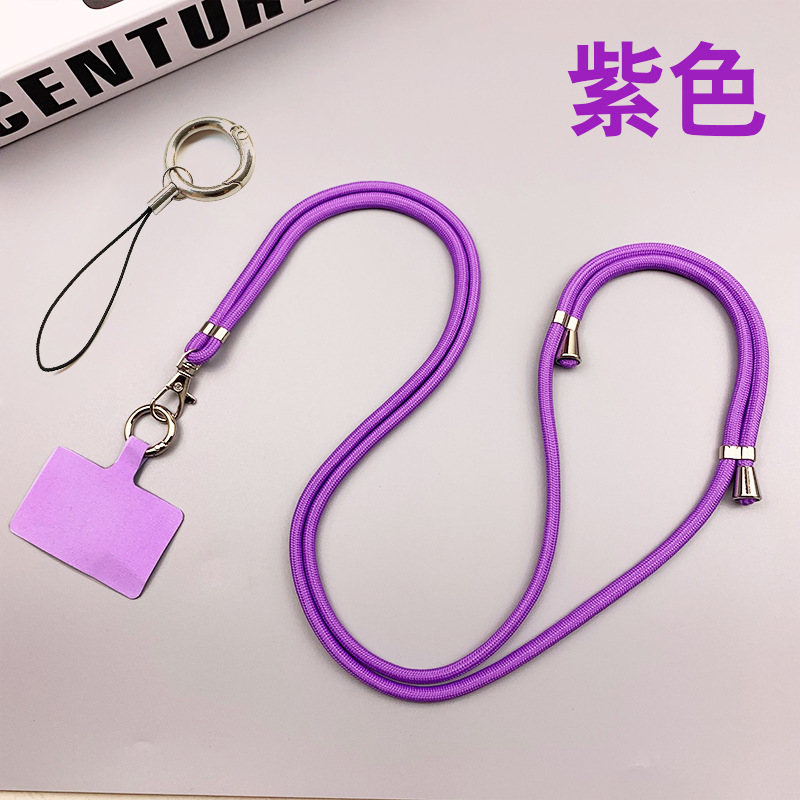 携帯電話のストラップの首が斜めにまたがっています。|undefined