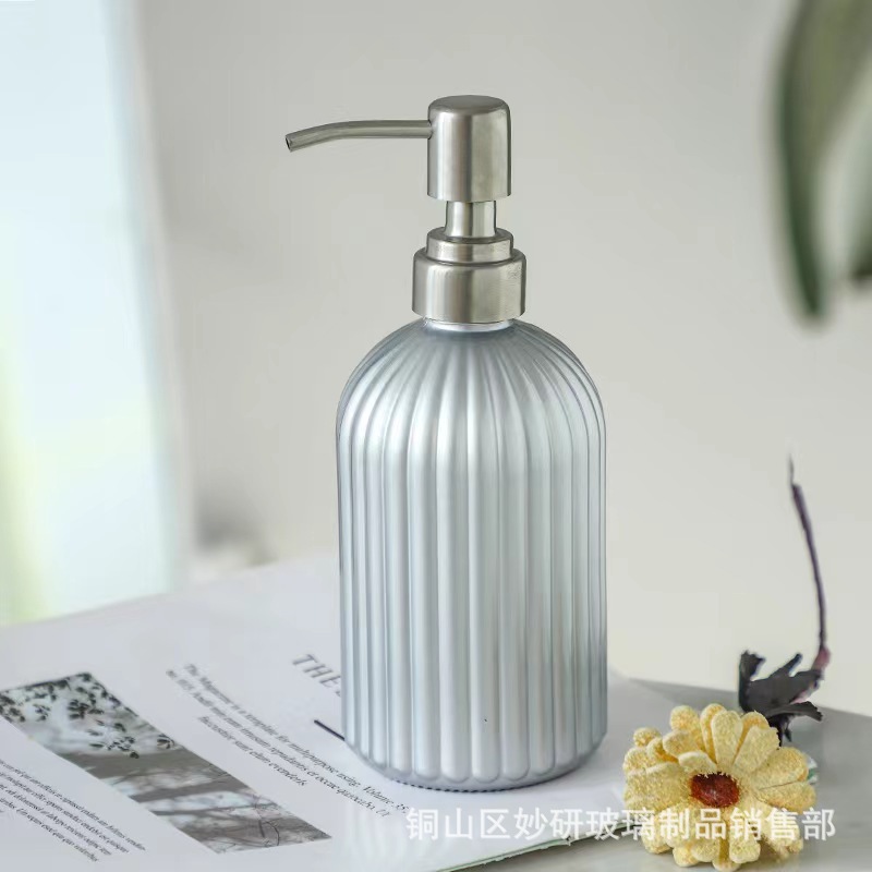 Botella de desinfectante de manos de lujo ligero Botella de loción de patrón vertical Botella de gel de ducha de prensa Botella de botella vacía de vidrio de champú