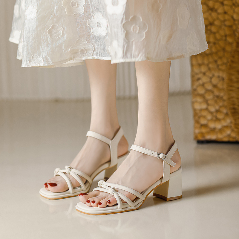 Aifeibangmei, Estilo Hada, Tacón Grueso, Verano 2025, Nuevo Modelo de Una Sola Tira, Punta Cuadrada Francesa, Versátiles Tacones Altos de Verano para Mujer