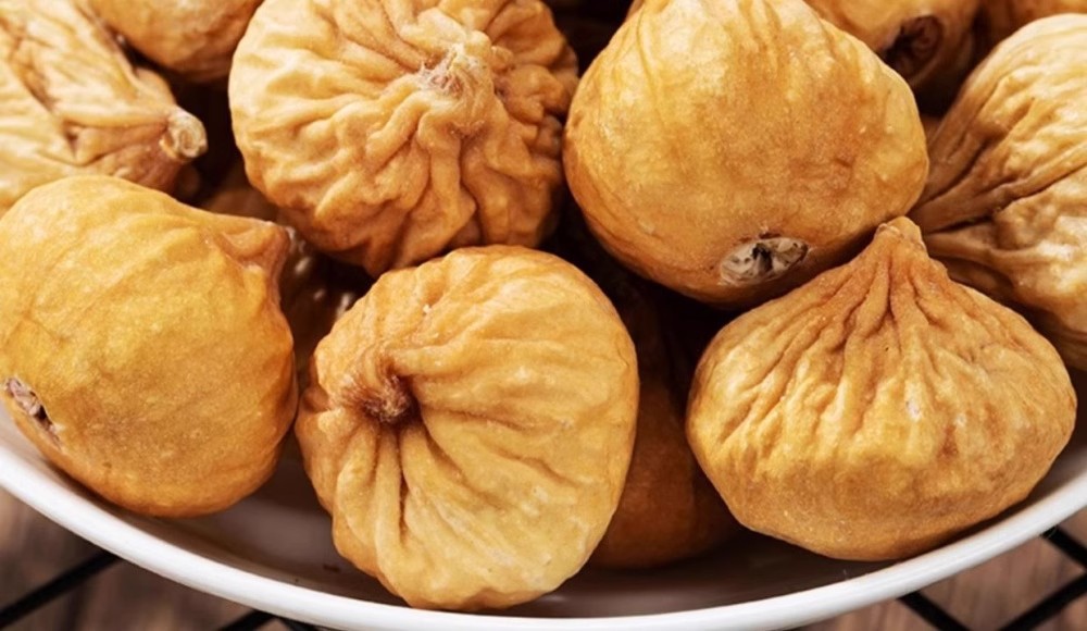 Xinjiang Dried Figs Wuhuaguo Natural Sun Dried Fruit Sweet Snack and Soup Ingredient 1000g in use