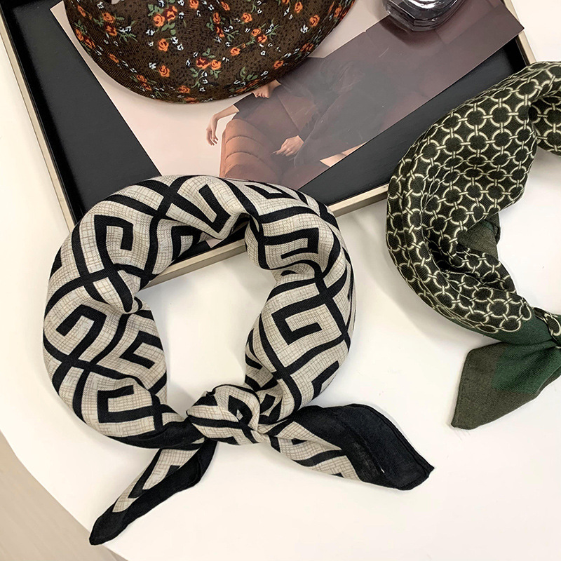 Bufandas de seda cuadrada alta sensación2025 nuevo estilo retro impresión de moda elegante seda de imitación bufandas de cuello bufandas de seda al por mayor