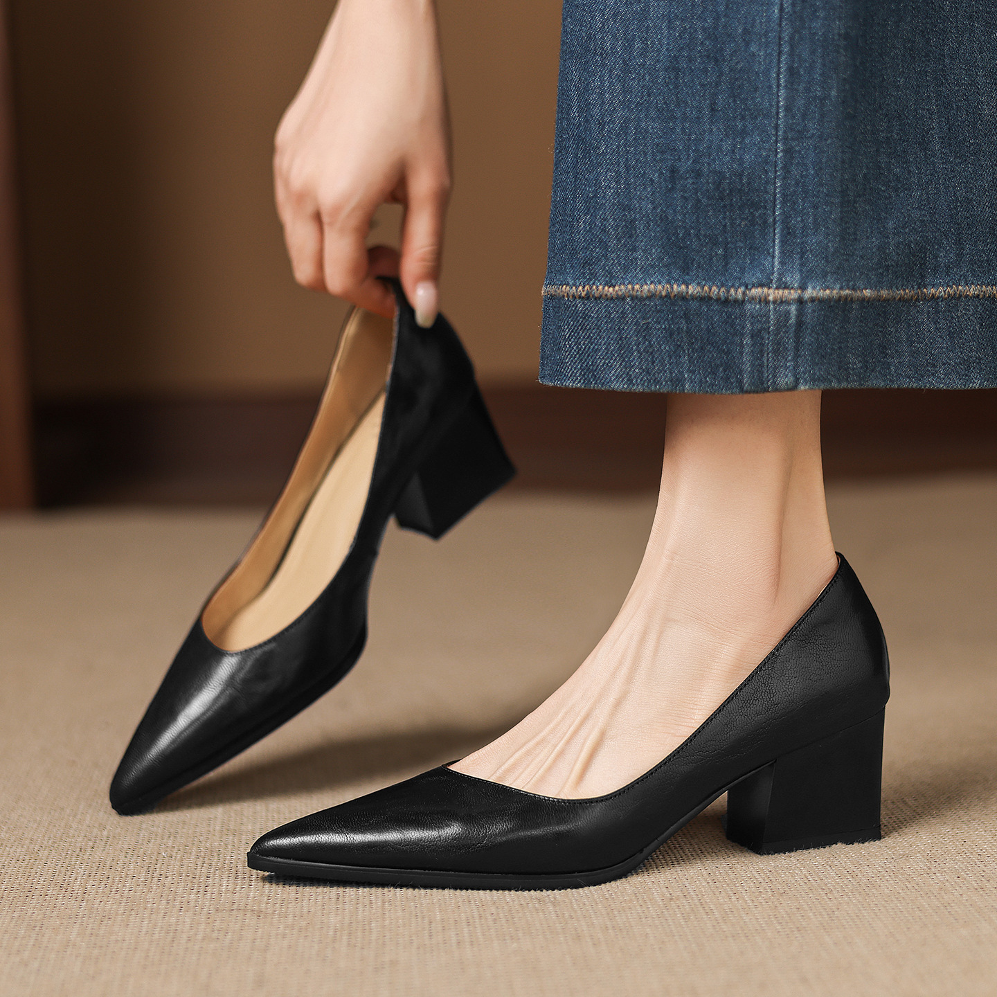 Giày cao gót nữ mũi nhọn da cừu, gót 5,5 cm, quai ngang khóa cài — màu nâu