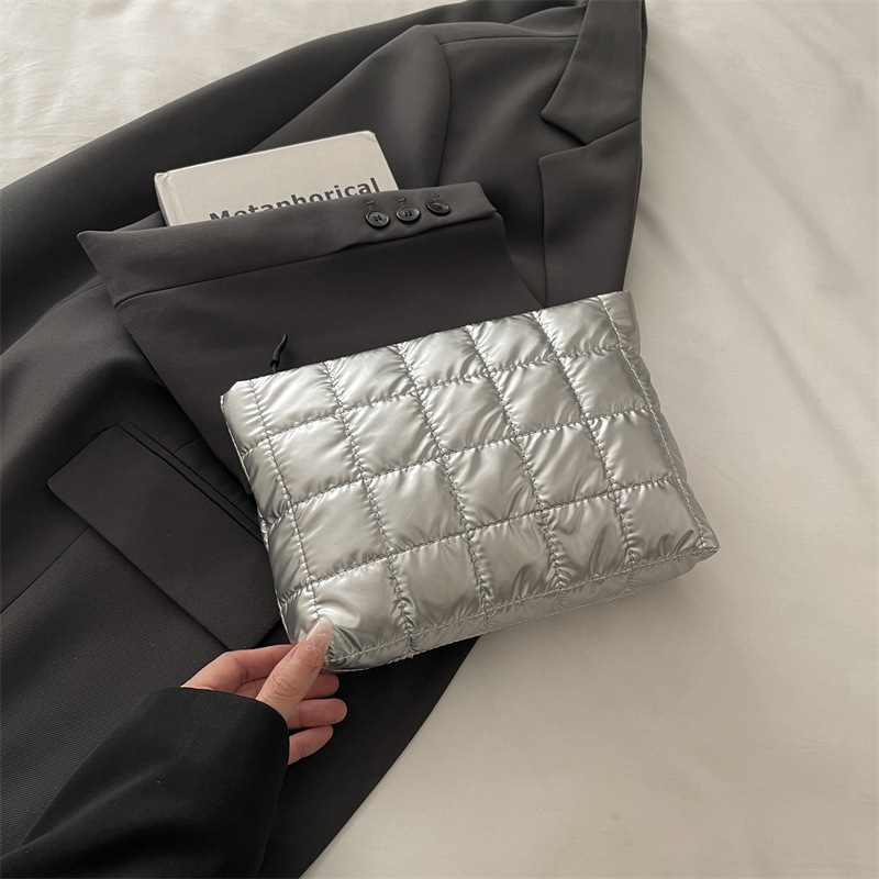Bolsas de maquillaje de gran capacidad de ocio coreano 2025, nuevo diseño de nicho de moda simple bolsas de mano para mujeres