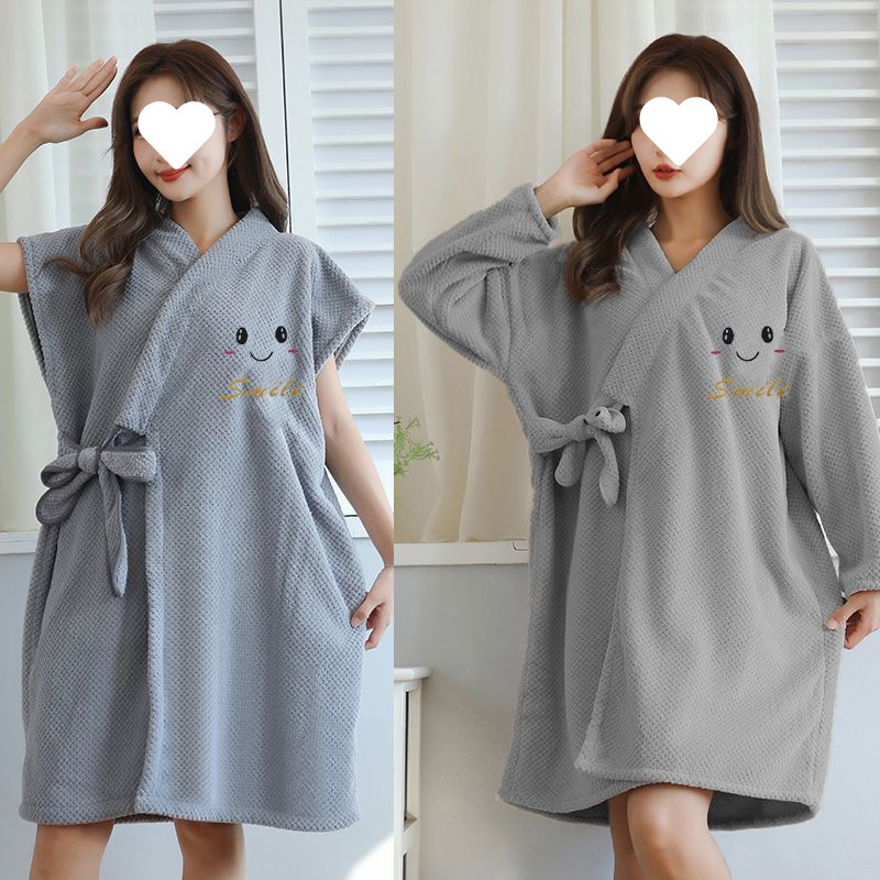 긴팔 목욕 타월 웨어러블 목욕 가운 여성의 흡수성 빠른 건조 두꺼운 긴 가을과 겨울 스트랩 산호 양털 목욕 원피스