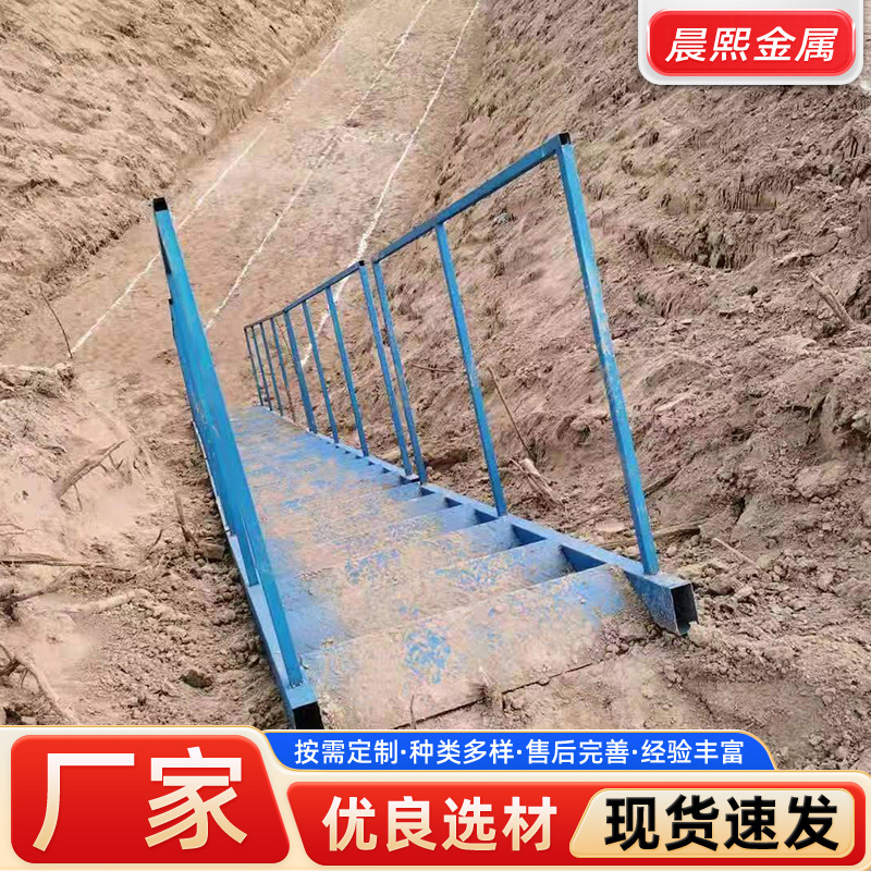 工地施工基坑爬梯厂家供应上下斜梯基坑斜梯建筑施工钢结构爬梯