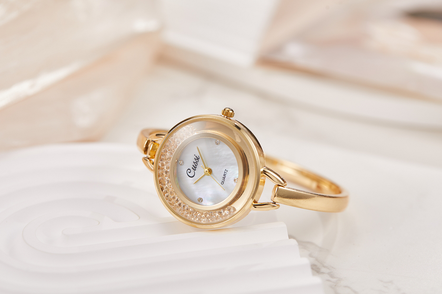 Orologio da donna elegante con bracciale traforato alla moda_voghion.com