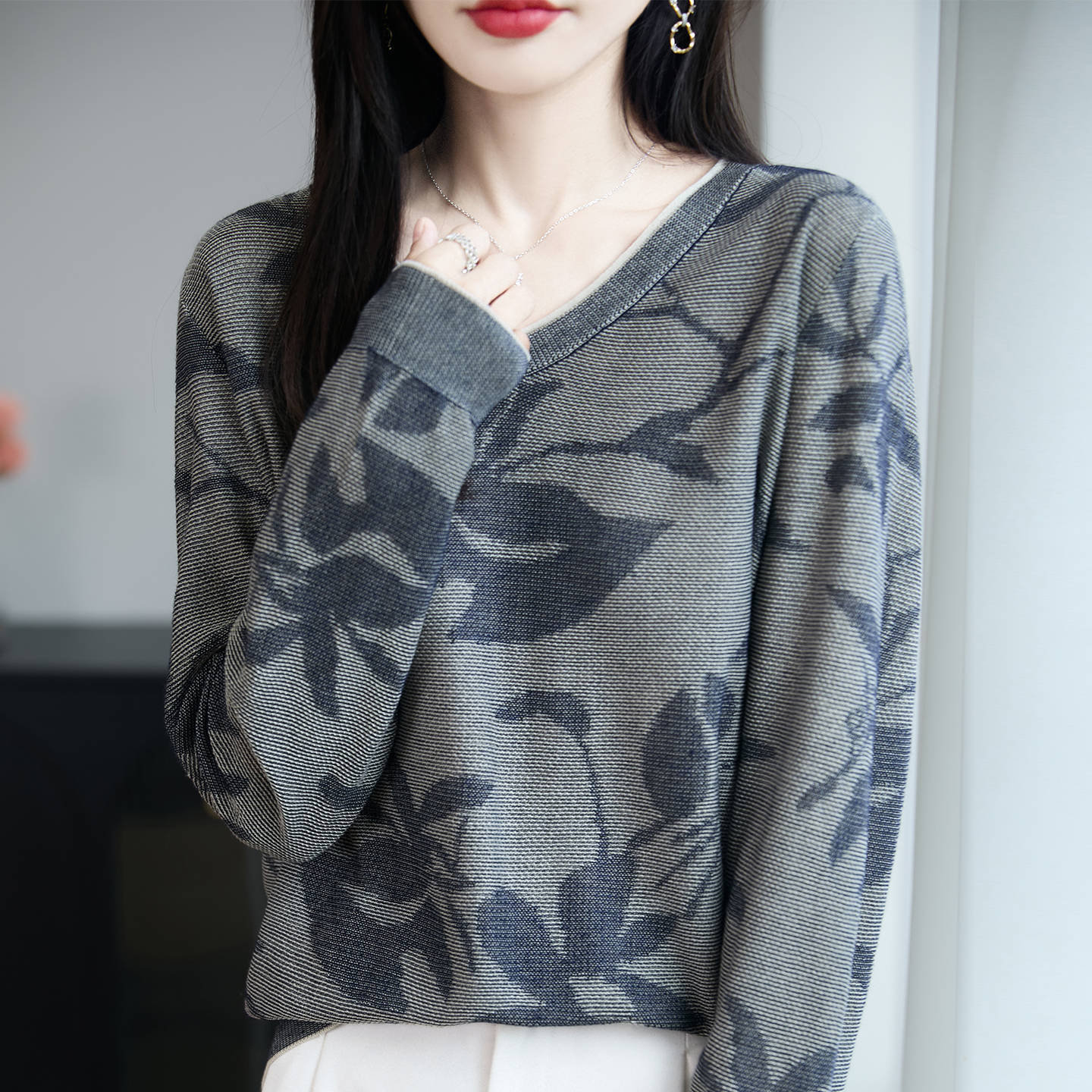 秋冬新款抽象树叶提花精纺细毛衫女V领套头毛衣宽松复古针织上衣