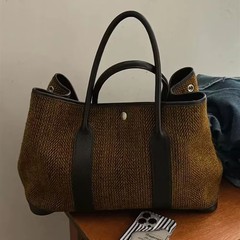 ニッチデザイナーの春夏の新しいレディースバッグ、ファッショナブルなウールのワンショルダーハンドバッグ、シンプルで多用途なバックパック