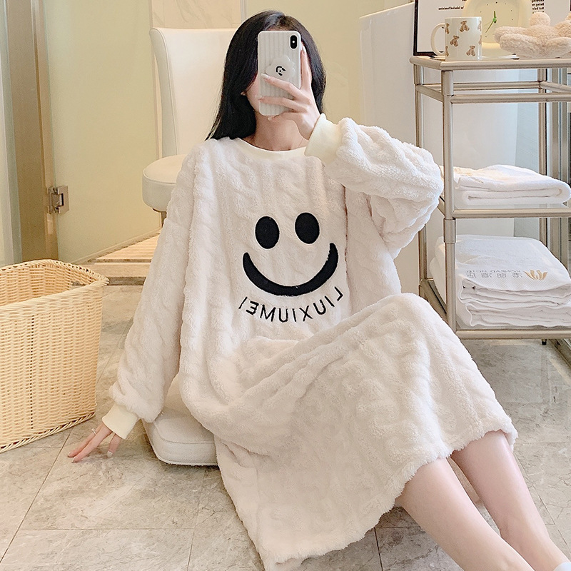 Ins otoño y invierno estilo coreano sonriente vestido de pijama de peluche largo cuello redondo encantador medio largo suelto vestido caliente de tamaño grande