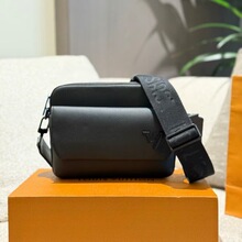 跨境真皮l男包邮差包男士高档黑色斜挎包欧美风出行便捷斜挎包