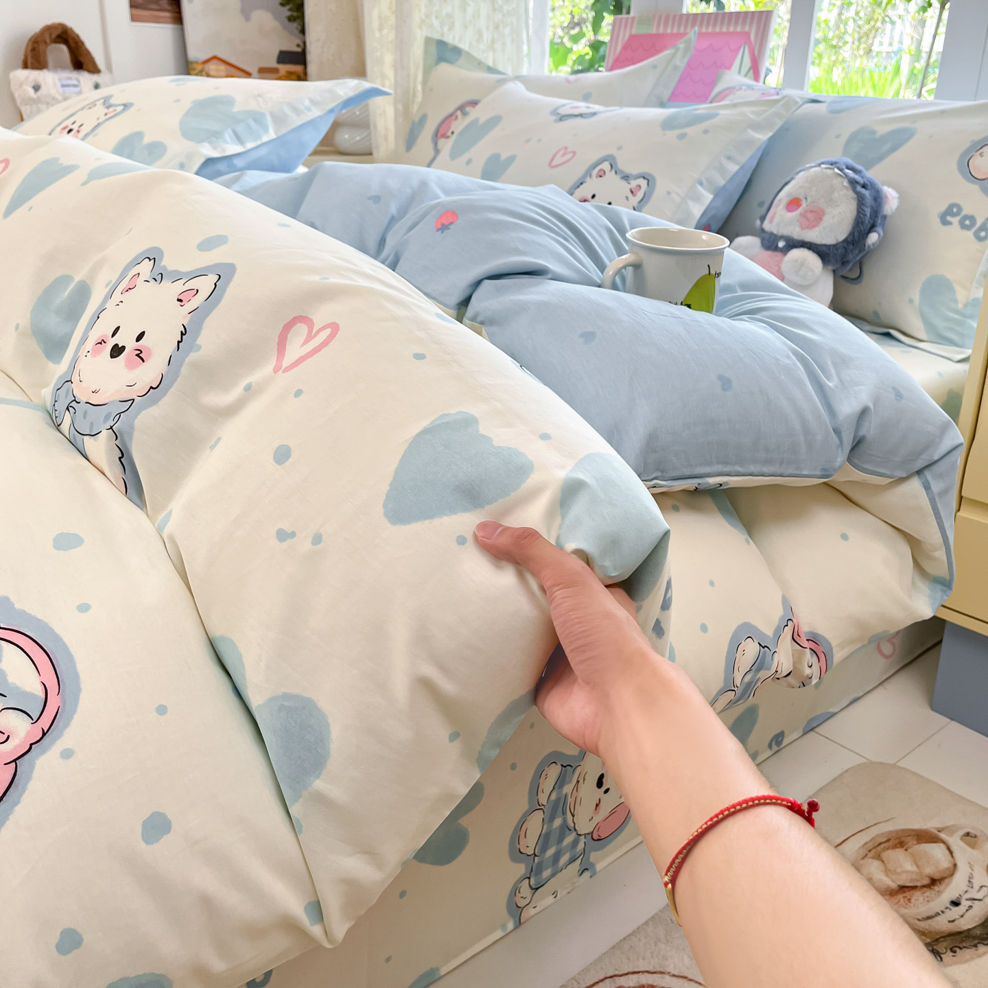 Impresión de algodón de cuatro piezas encantadora sábanas de dibujos animados cubierta de cama de tres piezas estudiantes ropa de cama casera cuatro estaciones