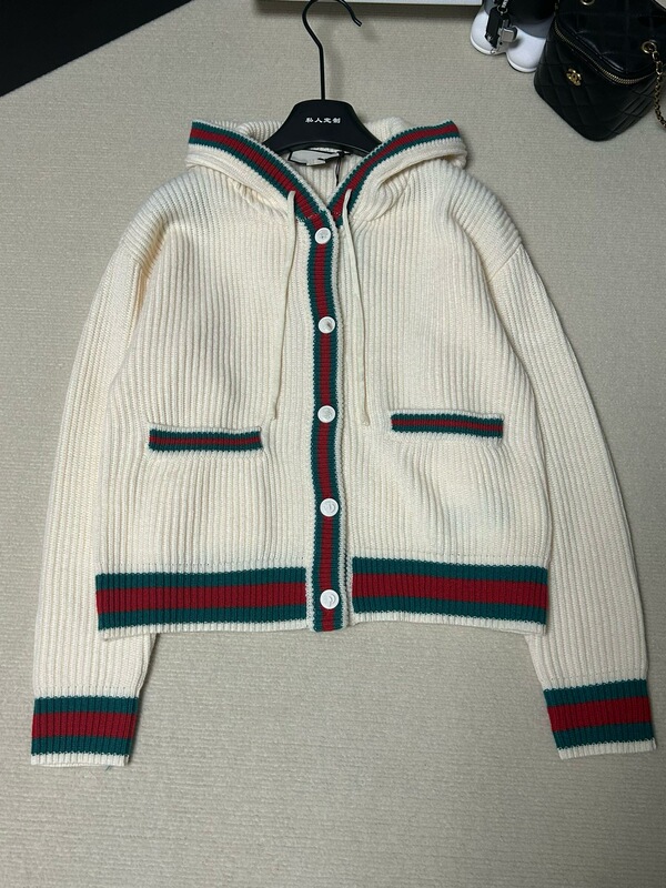 25 Autumn/Winter New Knitted Hooded Cardigan with Classic Red and Green Color-Blocked Stripes, Slimming Design with a Korean-Style Lazy Vibe 25 Autumn/Winter New Knitted Hooded Cardigan with Classic Red and Green Color-Blocked Stripes, Slimming Design with a Korean-Style Lazy Vibe