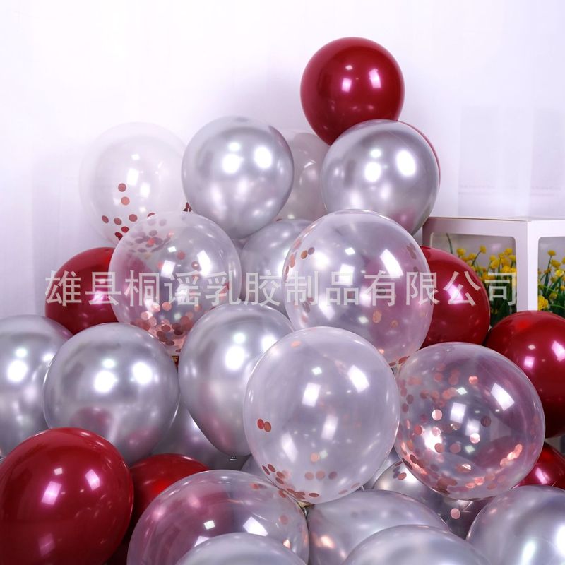 誕生日に風船を配置して結婚します。現場に風船を配置します。|undefined